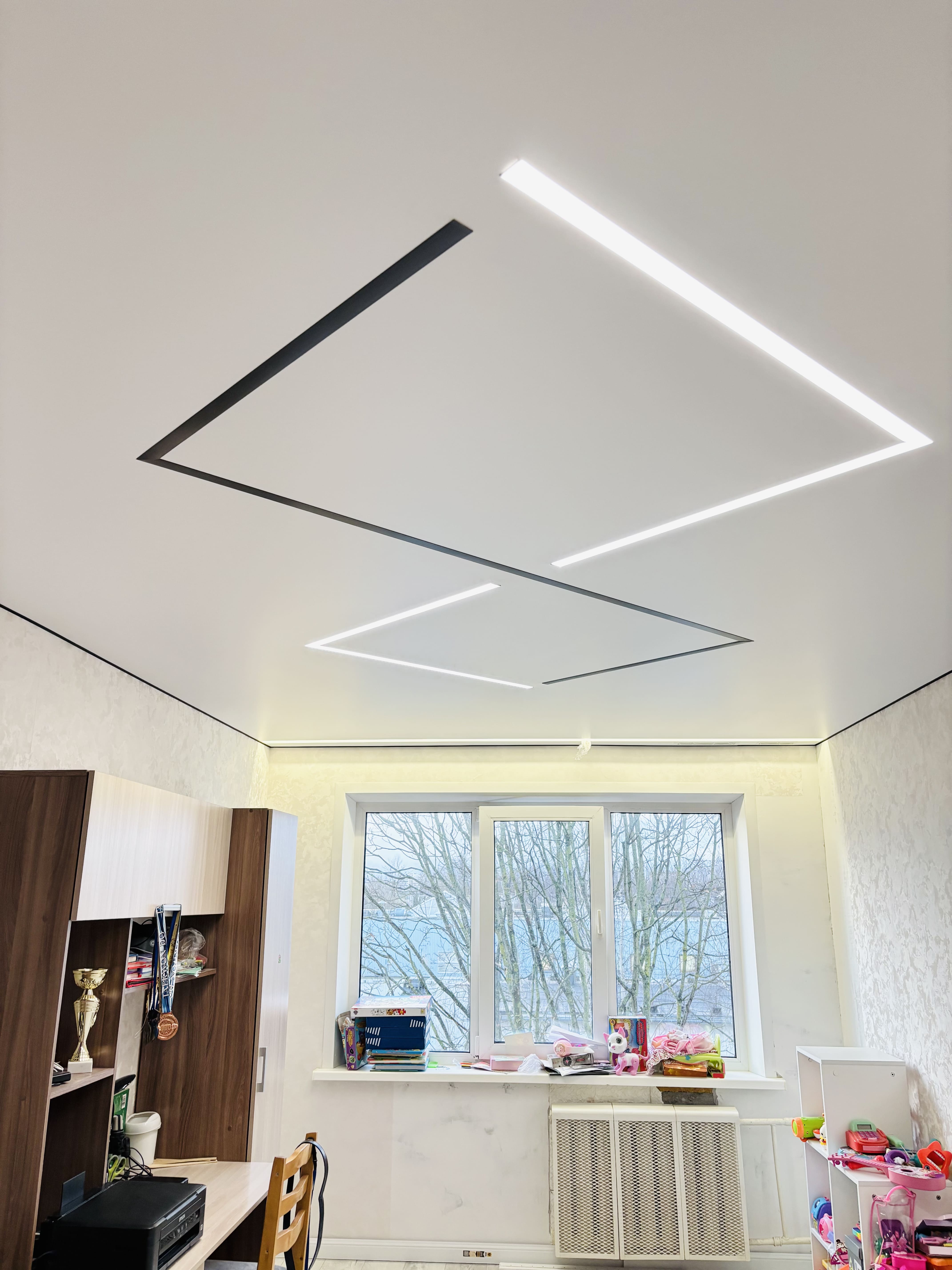 Светящиеся линии в натяжном потолке — работа Метр Плюс
